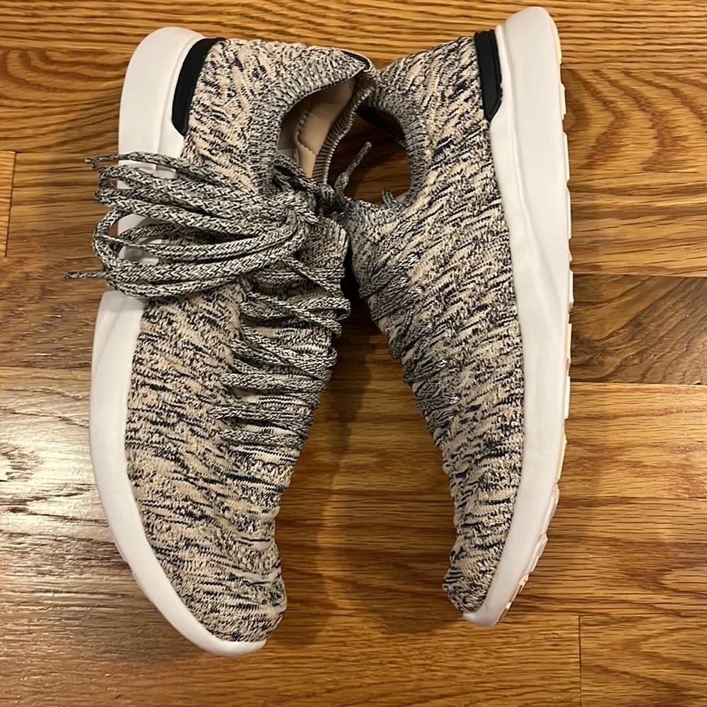 New APL Techloom Wave Mesh Knit Sneakers Navy/beige size 10